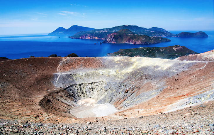 Vulkankrater und Blick über Lipari und Salina
