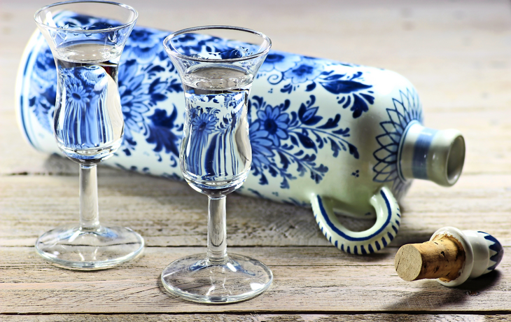 Genever in traditionellen Gläsern mit original Flasche im klassischen Delfter Blau
