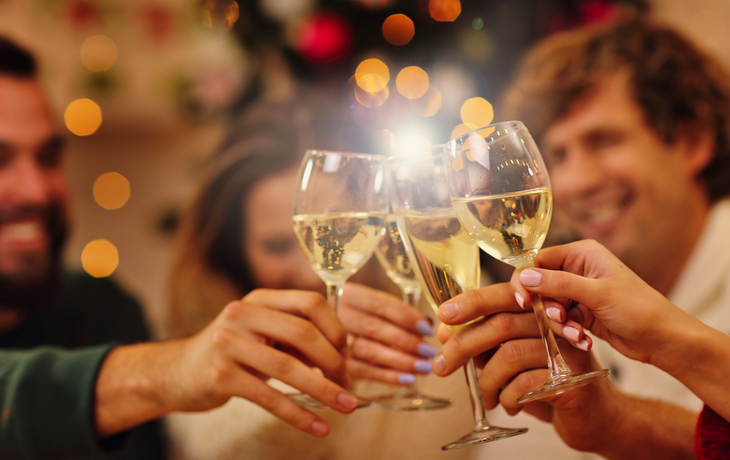 Gruppe von Freunden, die Weihnachten zu Hause feiern