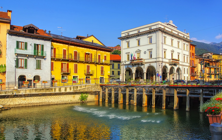 Blick auf die Stadt Omegna am Orta-See in Italien