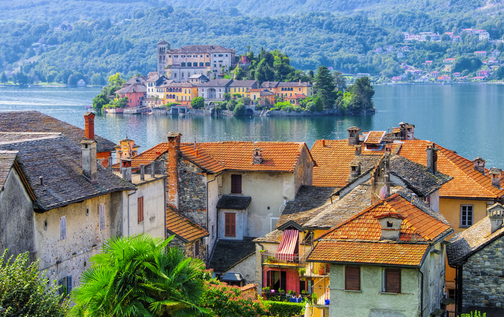 Blick auf die Insel Isola San Giulio im Orta-See in Italien