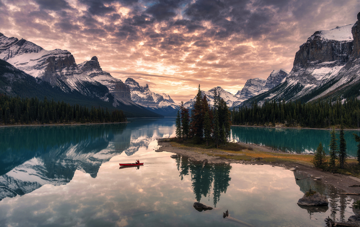 Maligne Lake im Jasper Nationalpark in Alberta, Kanada