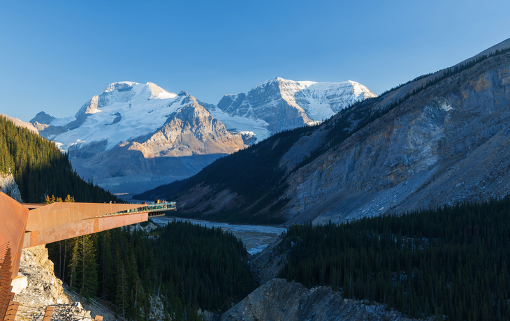 Columbia Icefield Skywalk in den schneebedeckten Rocky Mountains im Jasper Nationalpark
