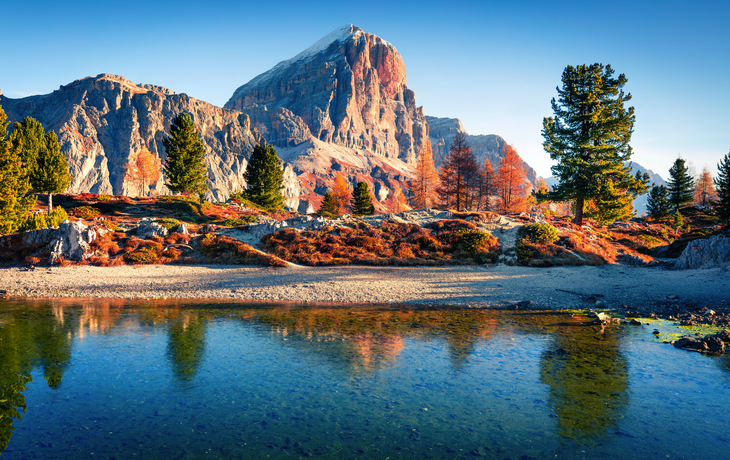 Herrlicher Herbstblick auf den Limides See und den Lagazuoi Berg. Bunte Morgenansicht von Dolomit-Alpen,Falzarego-Pass,Cortina d'Ampezzo lacattion,Italien,Europa. Schönheit des Naturkonzepthintergrundes.