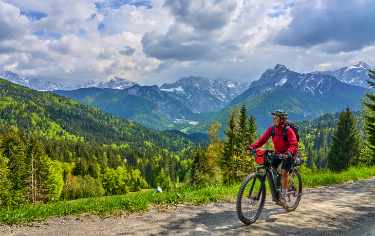 aktive Seniorin auf einer E-Mountainbike-Tour am Vršič-Pass im Triglav-Nationalpark