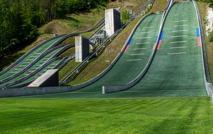 Planica, eingebettet in die Julischen Alpen in Slowenien, ist ein weltbekanntes Ziel für Skispringen und Wintersport