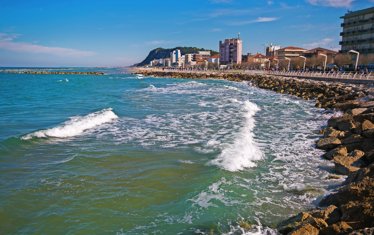 Panoramablick auf die Stadt Pesaro auf dem Meer