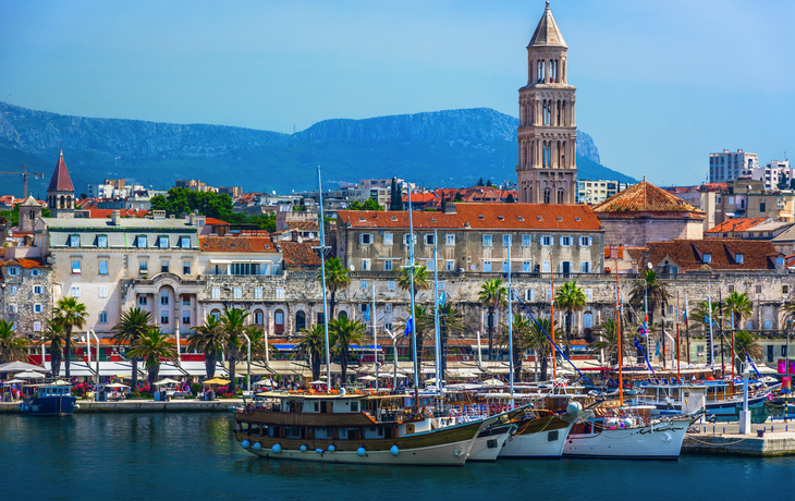 Blick auf die Altstadt und den Diokletianpalastvom von Split vom Meer aus