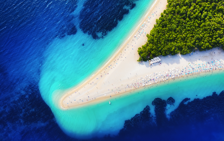 Luftaufnahme des Zlatni Rat auf der Insel Hvar