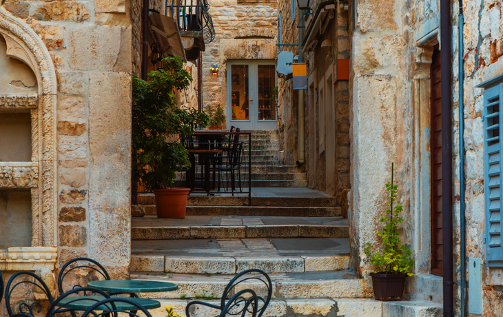 Straßencafé in der mittelalterlichen Altstadt von Hvar