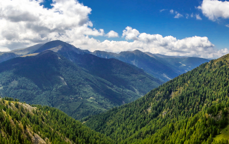 Gipfelpanorama über die Nockberge in Österreich