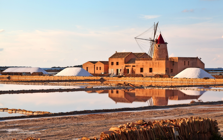 Windmühle bei Sonnenuntergang in den Salinen von Marsala, Sizilien