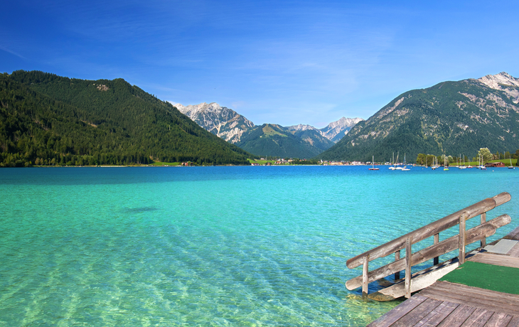 klares frisches Wasser im Bergsee am Achensee