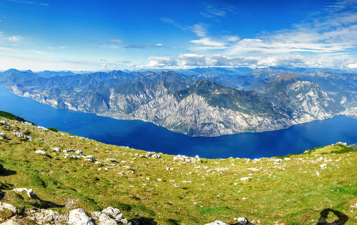 Gardasee-Panorama vom Monte Altissimo auf Monte Baldo, Limone, Torbole und Riva del Garda