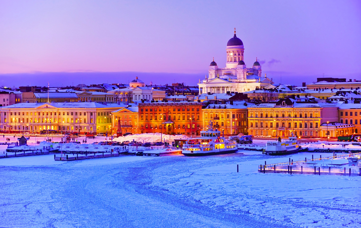 Blick auf den vereisten Hafen in der Abenddämmerung im Winter in Helsinki, Finnland