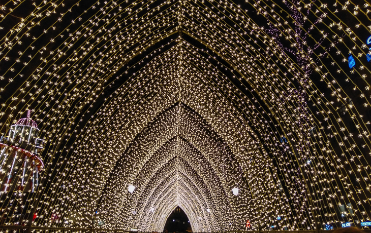 beleuchteter Weg während der Weihnachtszeit in Oslo