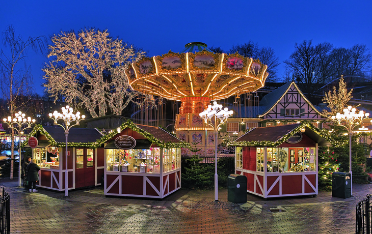 Weihnachtsmarkt mit Karussell im Vergnügungspark Liseberg in Göteborg