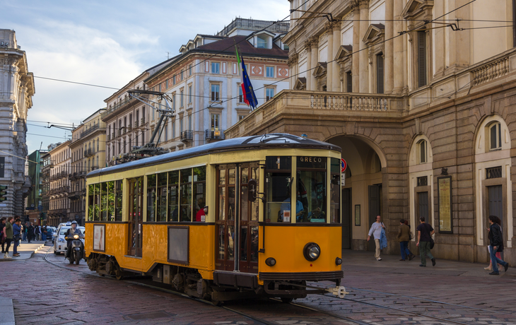Alte Straßenbahn im Theater La Scala in Mailand vorbei