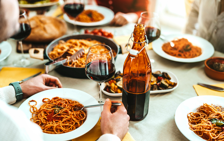 Gruppe von Freunden bei Pasta-Genuss im Restaurant