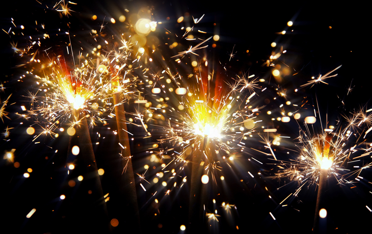 brennende Wunderkerzen an Silvester
