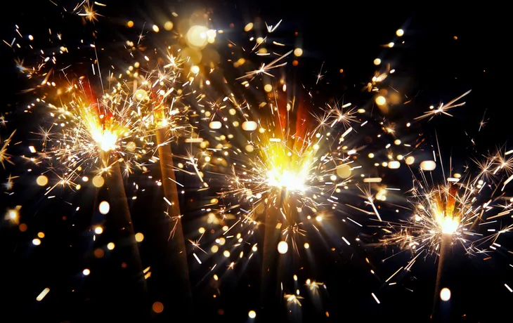 brennende Wunderkerzen an Silvester