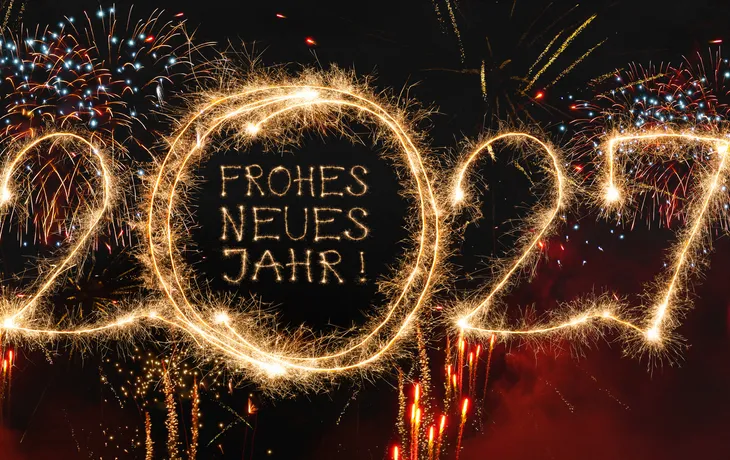 2027 mit leuchtenden Wunderkerzen – Funkelndes Highlight für Neujahrsfeiern, Silvesterpartys und festliche Anlässe