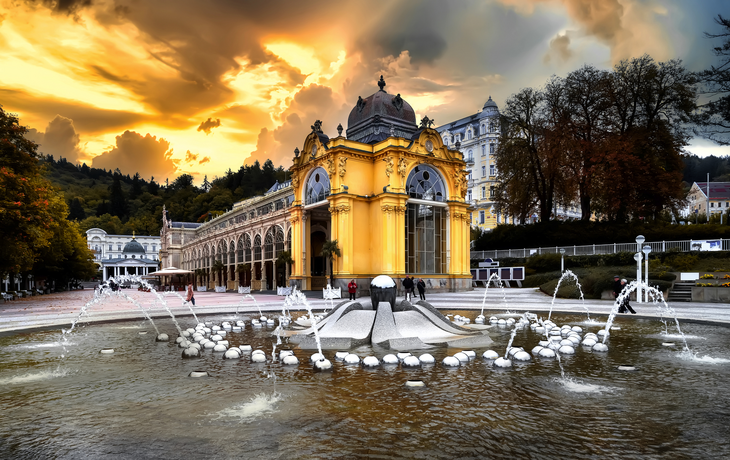 Kolonnade mit Fontänen in Marienbad bei Sonnenuntergang