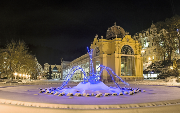 Hauptkolonnade mit Springbrunnen im Winter in Marienbad, Tschechienp