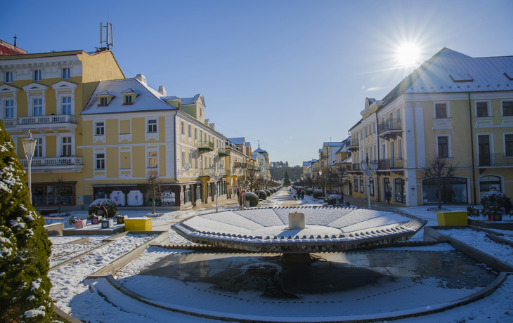 Schnee im Zentrum der kleinen Kurstadt Frantiskovy Lazne (Franzensbad) 