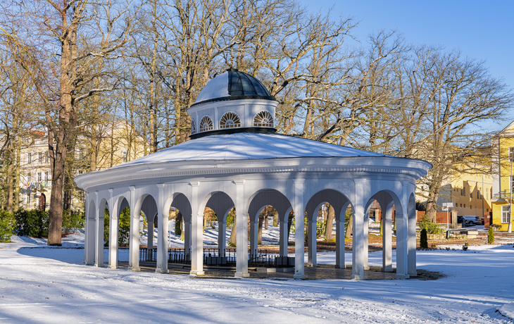 Pavillon der Mineralwasserquelle im winterlichen Kurpark von Franzensbad