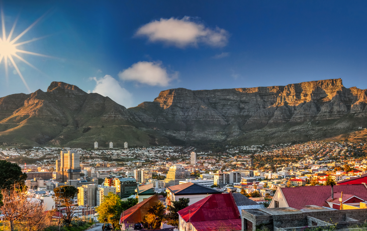 Tafelberg in Kapstadt, Luftaufnahme über einem Wohnviertel bei Sonnenuntergang