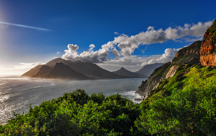 Blick von der Chapman's Peak Drive auf Hout Bay nahe Kapstadt