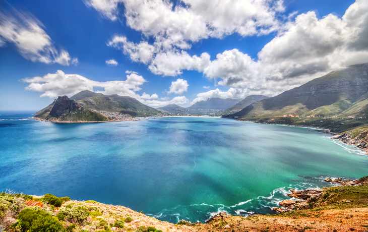 Chapman's Peak Drive Aussichtspunkt über Hout Bay an einem sonnigen Tag