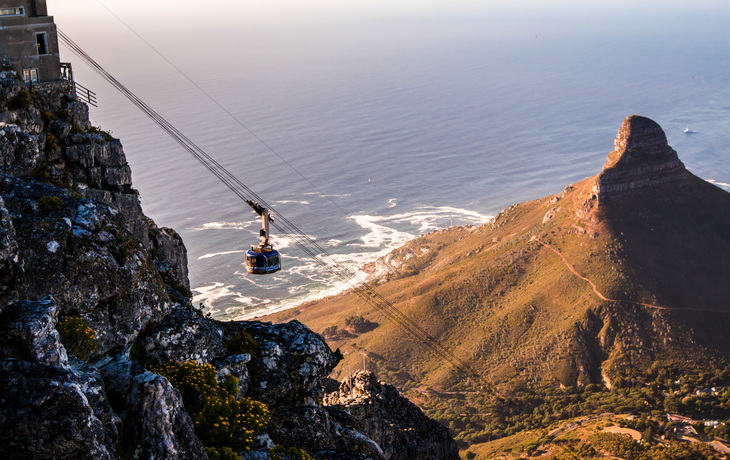 Seilbahn auf den Tafelberg mit Blick auf Kapstadt und den Atlantik