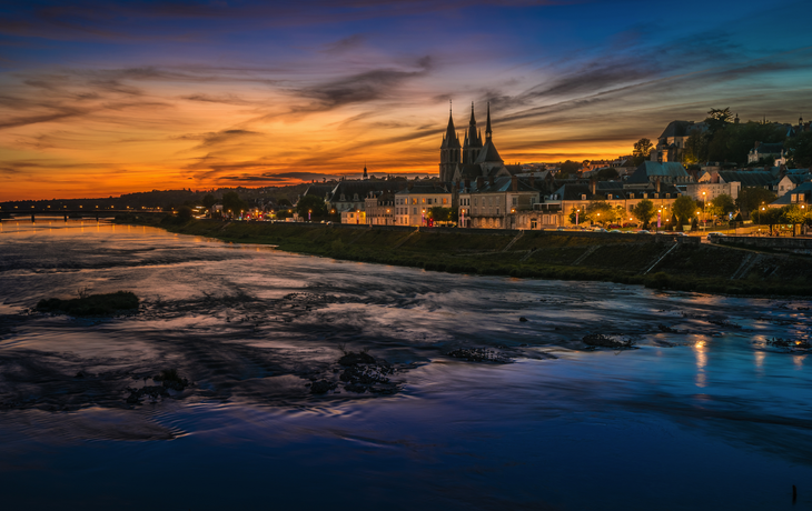 Sonnenuntergangsbild von Blois und der Loire, Frankreich