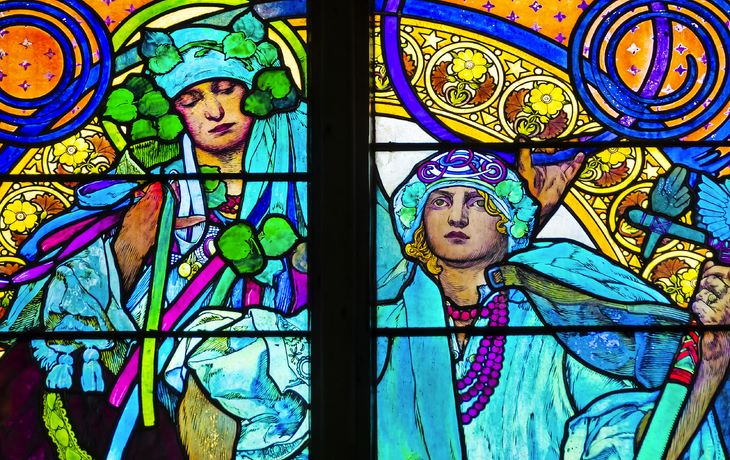 Detail des Jugendstil-Buntglasfensters des Veitsdoms