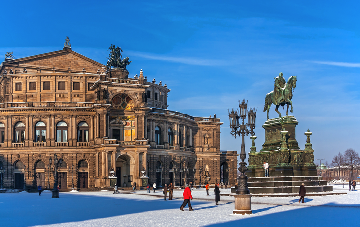 Dresdens Semperoper im Winter