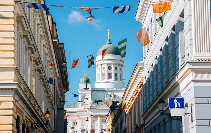 Dom von Helsinki mit bunten Girlanden
