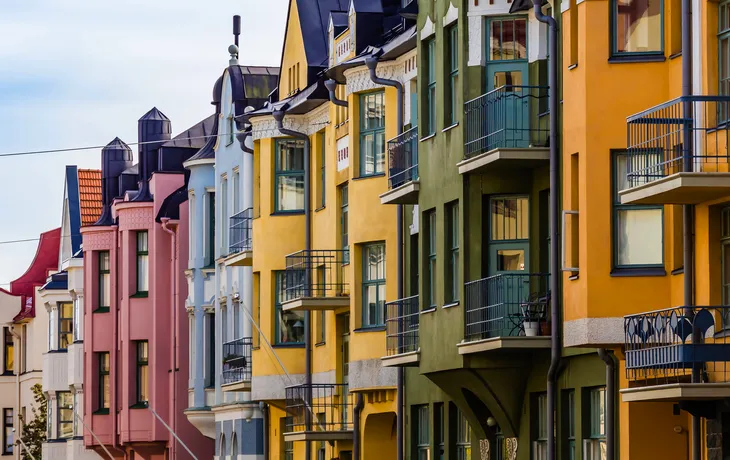 Bunte Häuser entlang der schönsten Straße Huvilakatu in Helsinki