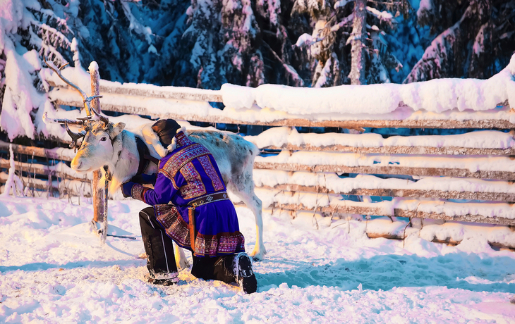 Mann im traditionellen Kleid des Saami am Ren Rovaniemi in Lappland, Finnland