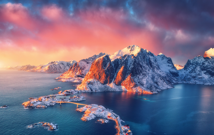 Blick auf Reine, Sakrisøy und Hamnøy in den Lofoten, Norwegen
