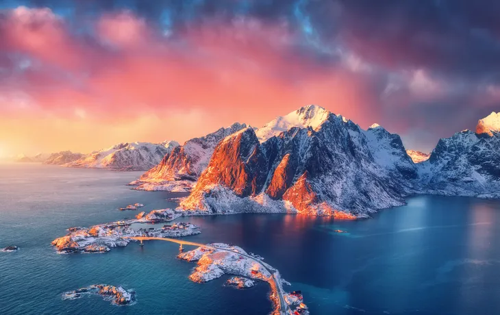 Blick auf Reine, Sakrisøy und Hamnøy in den Lofoten, Norwegen