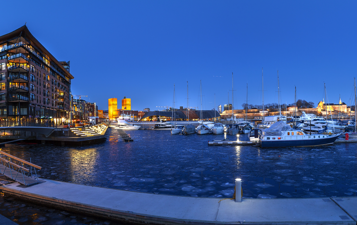Olso in Norwegen: Yachthafen, Festung Akershus und das Rathaus