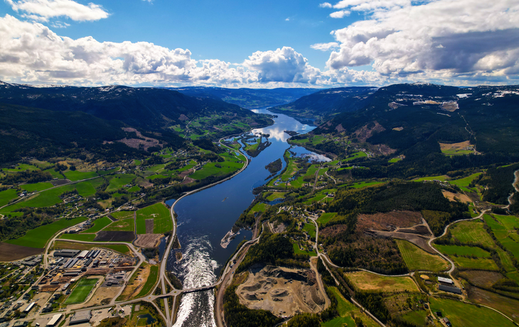 Fluss Gudbrandsdalslagen - einer der beiden Abflüsse des Sees Lesjaskogsvatnet