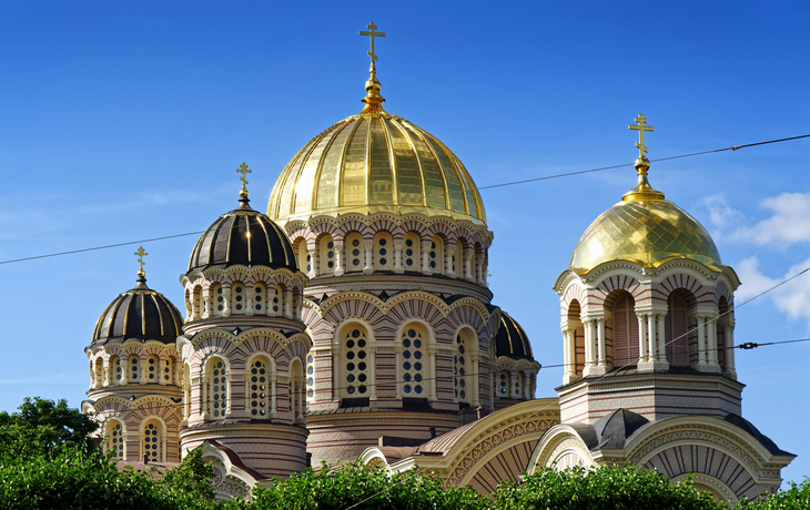 Kuppeln der Geburtskathedrale in Riga, Lettland