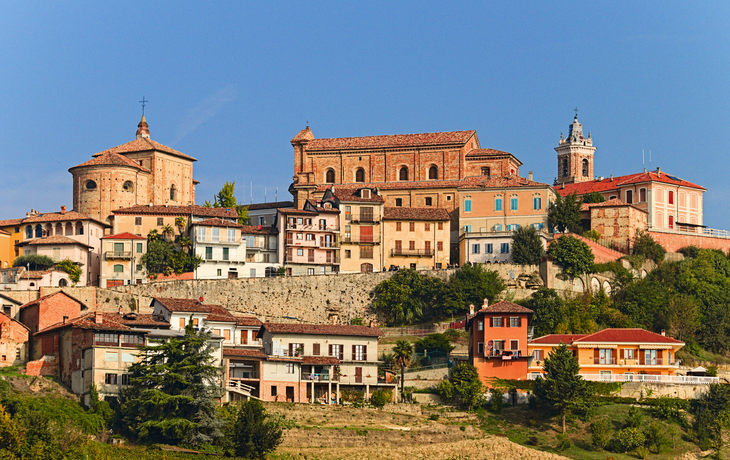 Dorf La Morra in der Region Langhe im Herbst, umgeben von Weinbergen, Piemont, Italien