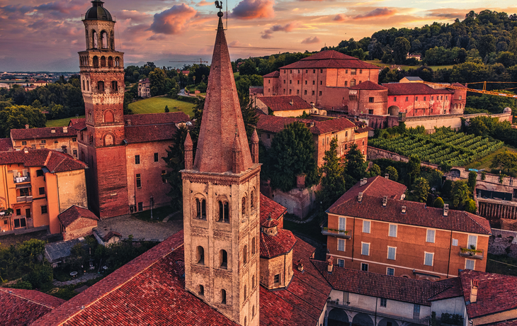 Luftaufnahme der Altstadt von Saluzzo bei Sonnenuntergang