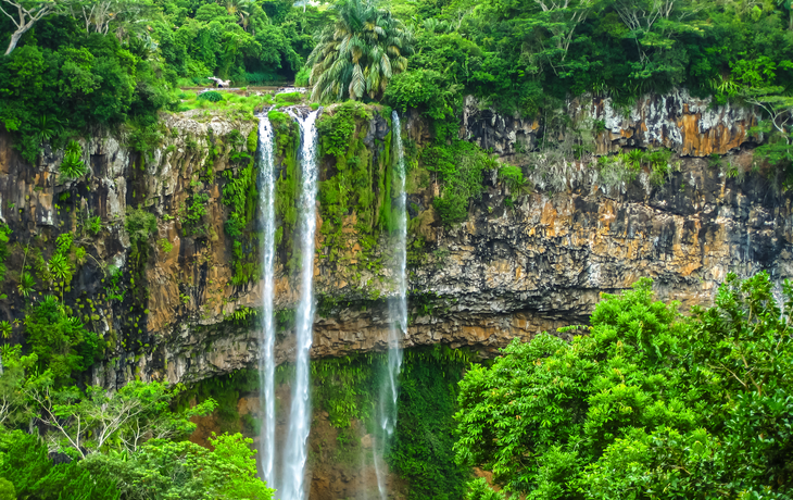 Chamarel-Wasserfälle -100 Meter hoch und die berühmtesten Wasserfälle von Mauritius in unmittelbarer Nähe der farbigen Erde