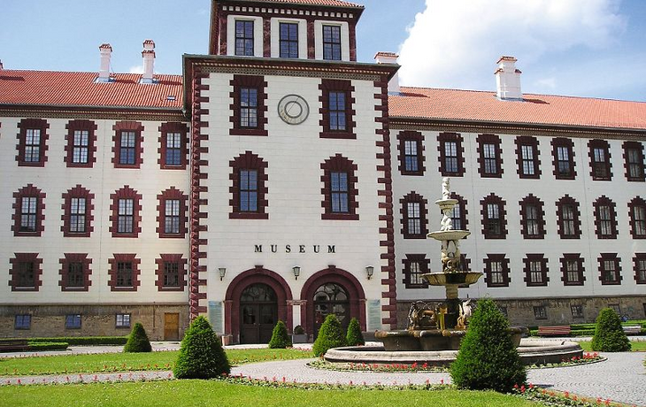 Hauptflügel mit Museumseingang