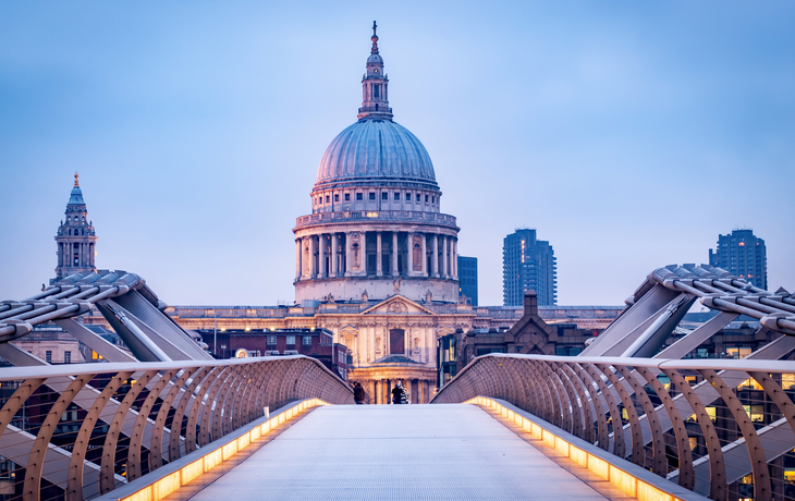 St. Paul's Cathedral und die Millennium Bridge an einem Wintermorgen in London
